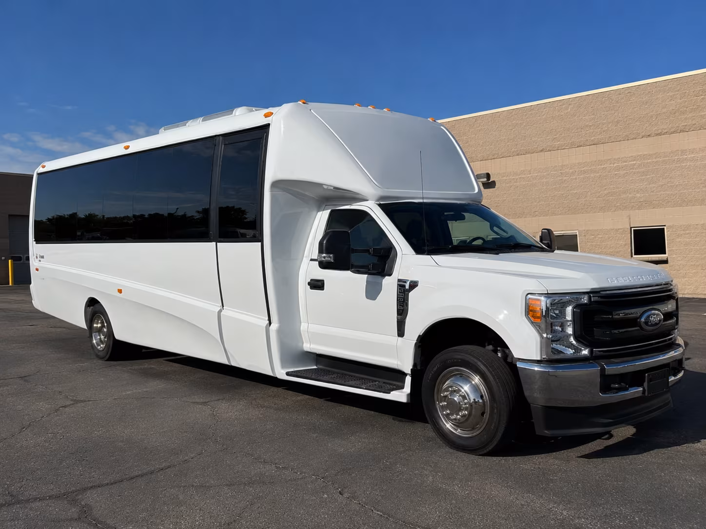 minibus rentals for small group winery runs along the north shore